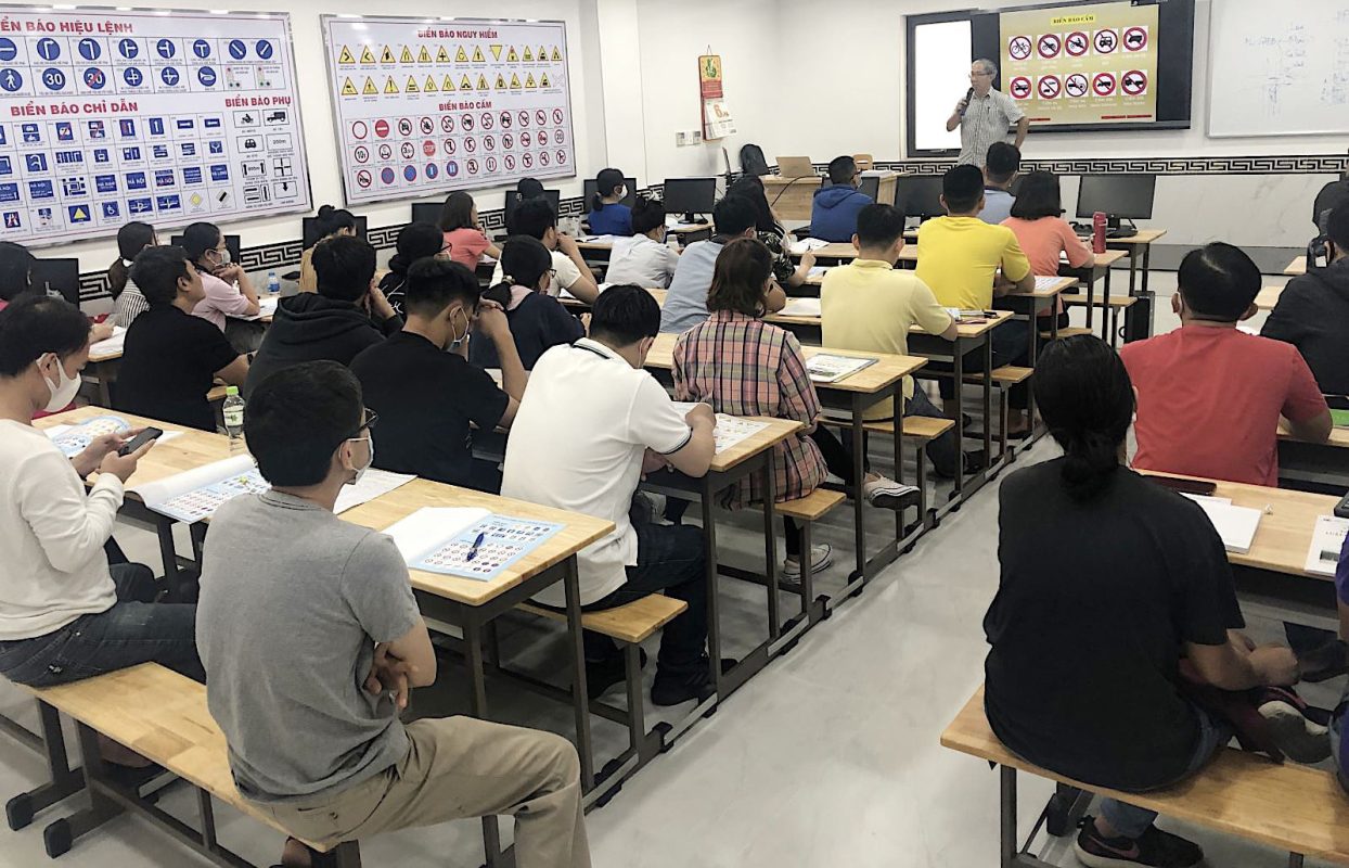 Trường Dạy Lái Xe Ô Tô An Tâm: Địa Chỉ Đào Tạo Lái Xe Chuẩn Pháp Lý, Uy Tín Hàng Đầu TP.HCM 14 Học viên học lý thuyết